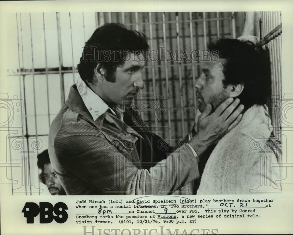 1976 Press Photo Actors Judd Hirsch &amp; David Spielberg in TV Series Jail Scene - Historic Images