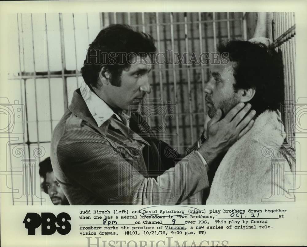 1976 Press Photo Actors Judd Hirsch & David Spielberg in TV Series Jail Scene - Historic Images