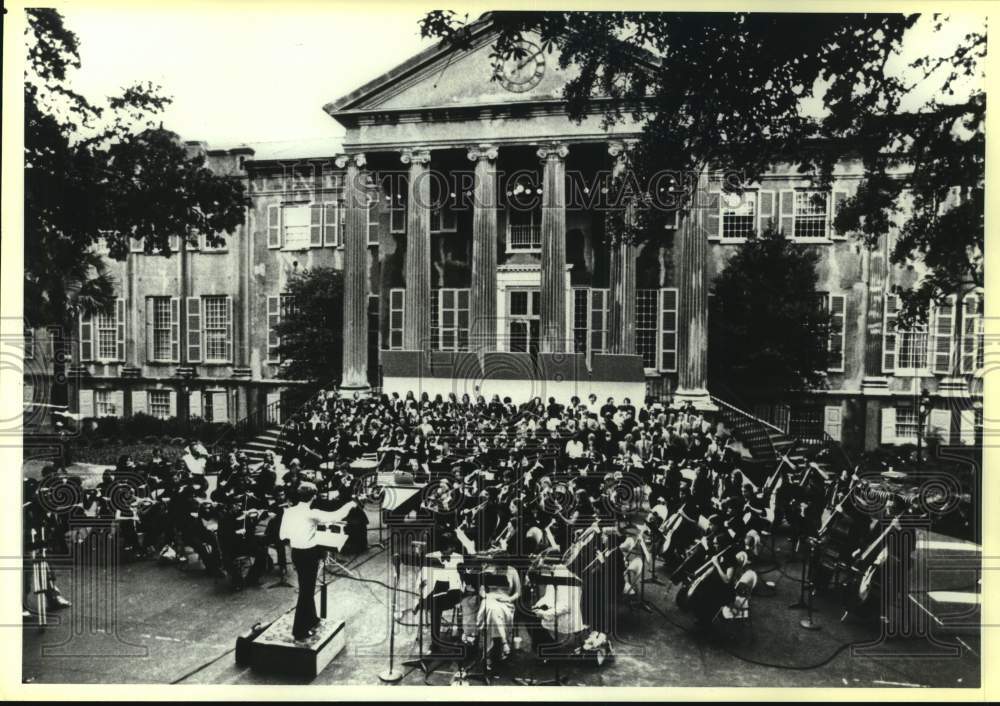 Press Photo An orchestra performing in an outdoor concert. - Historic Images