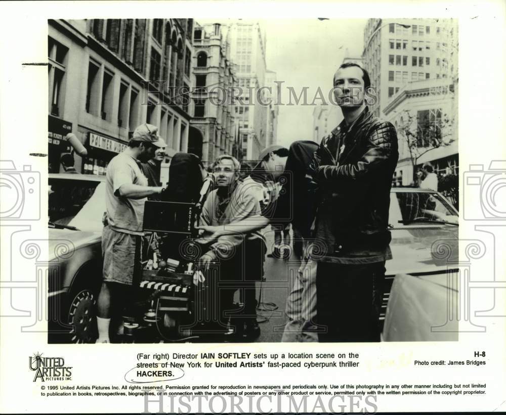 1995 Press Photo Director Iain Softley on the set of Hackers. - Historic Images