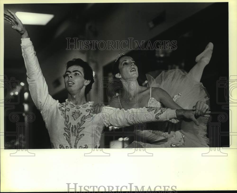 Press Photo Ballet Dancers Perform - Historic Images