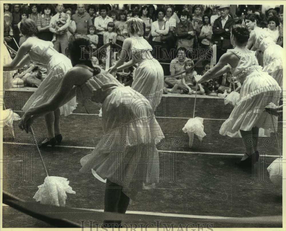 1983 Press Photo San Antonio Ballet Dancers Perform at Windsor Park Mall - Historic Images