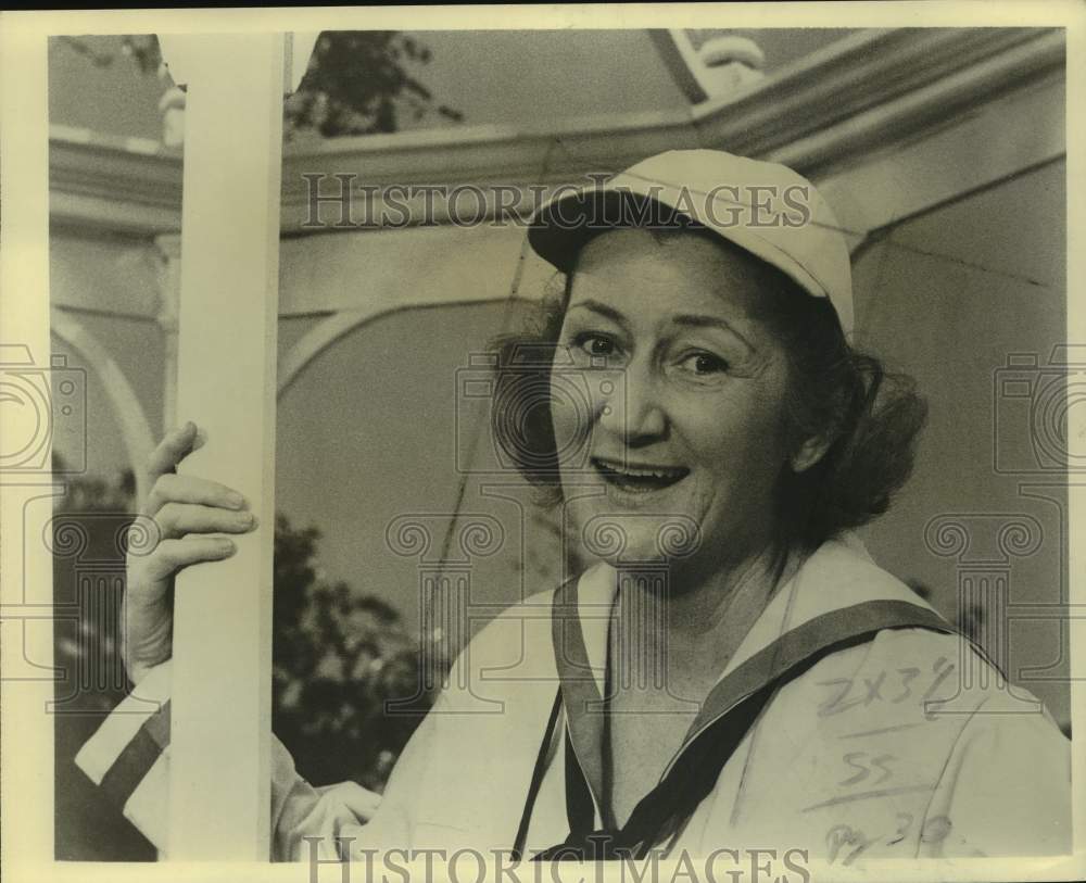 Press Photo An actress or entertainer in a scene from a movie or television show - Historic Images