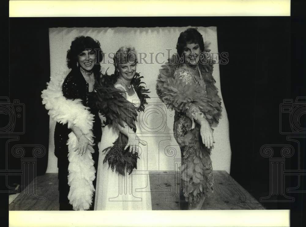 Press Photo Members of San Antonio Little Theater in performance. - Historic Images