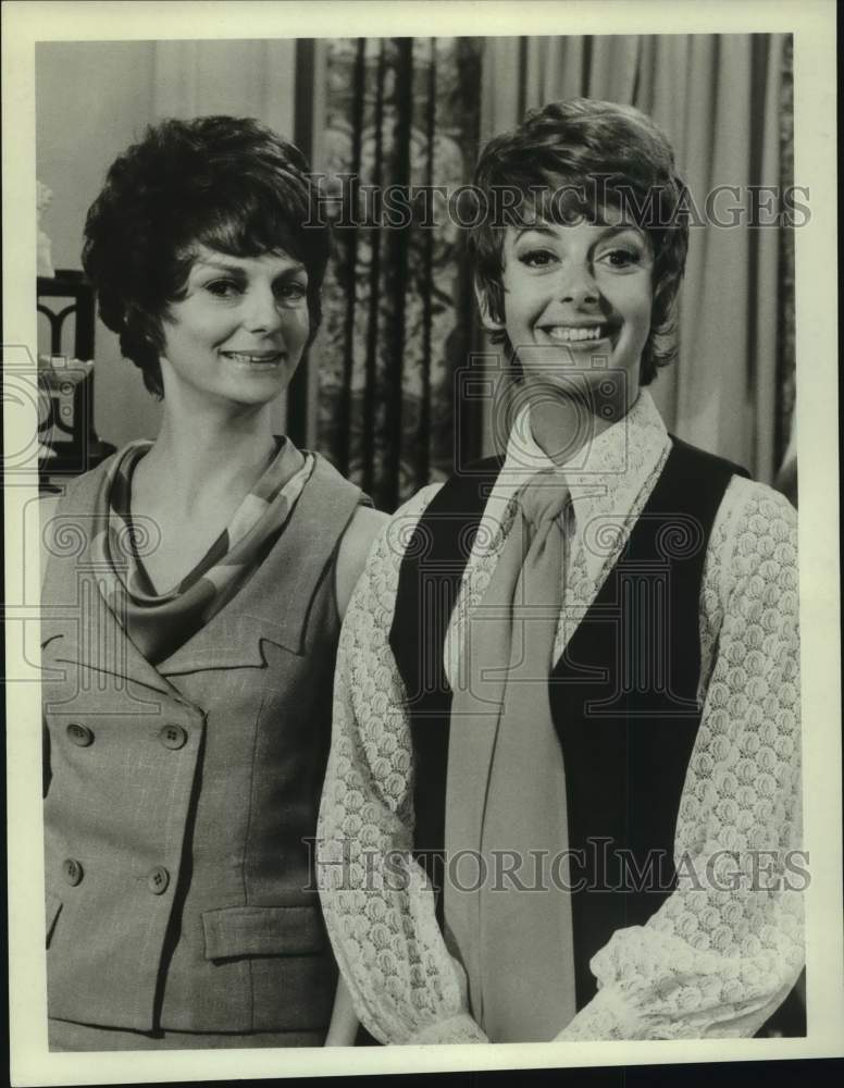 Press Photo Two actresses in a scene from a television show. - Historic Images