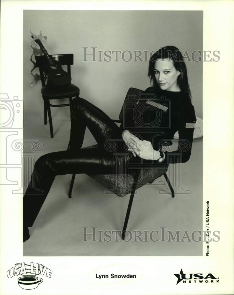 Press Photo Musician Lynn Snowden Poses With Guitar - Historic Images