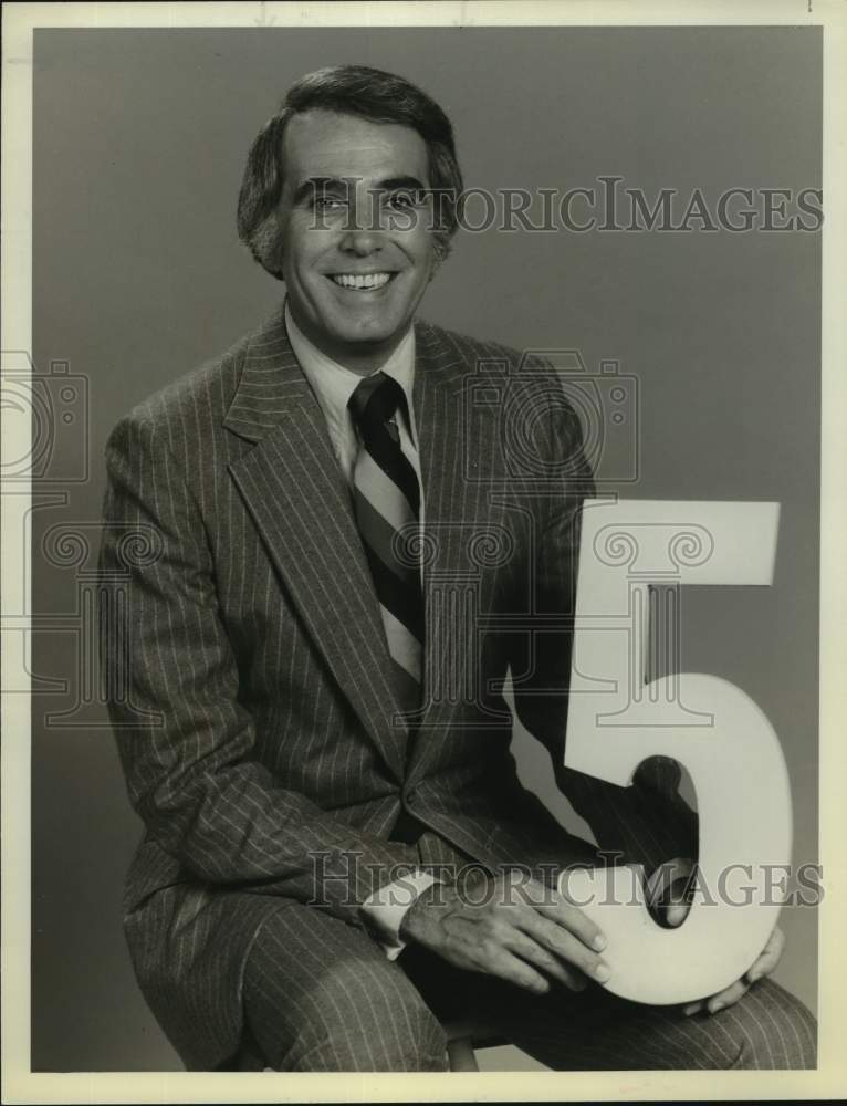 Press Photo TV Host Tom Snyder Holds Number 5 Sign - Historic Images