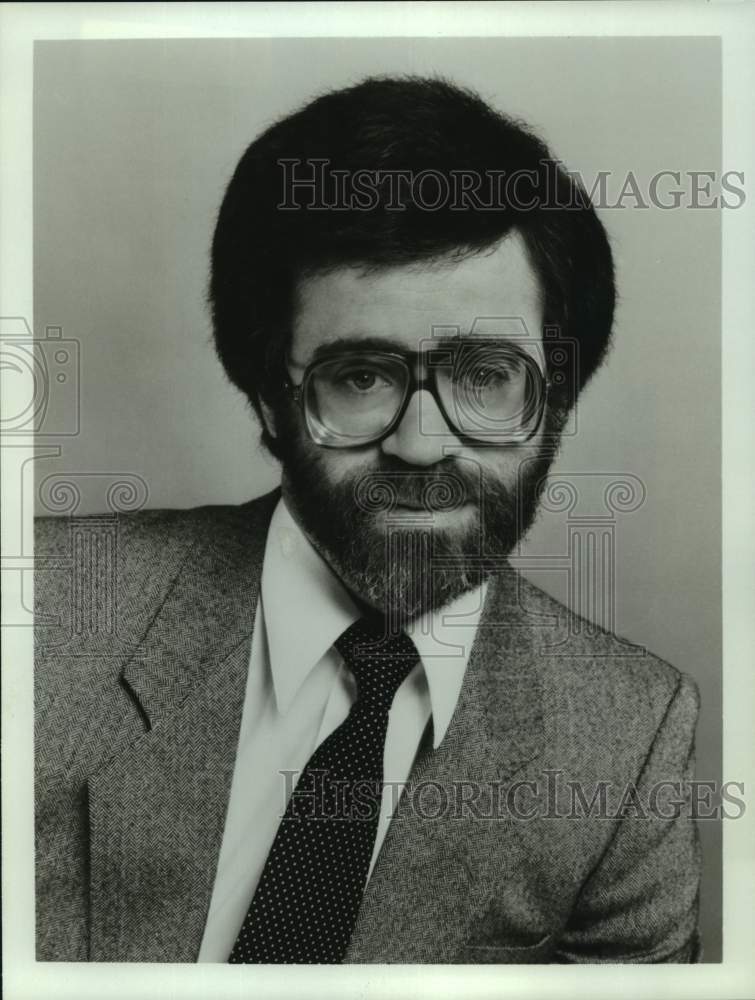 Press Photo An actor or entertainer poses for a photograph. - Historic Images