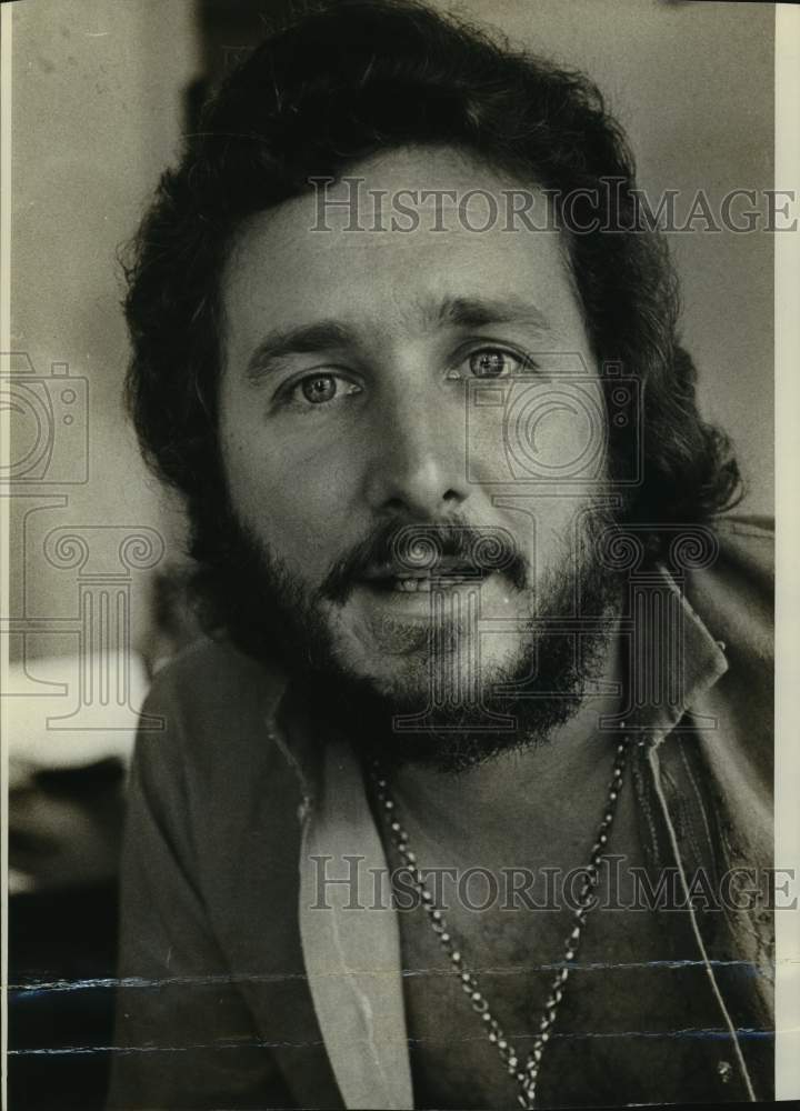 Press Photo An actor or entertainer poses for a photograph. - Historic Images