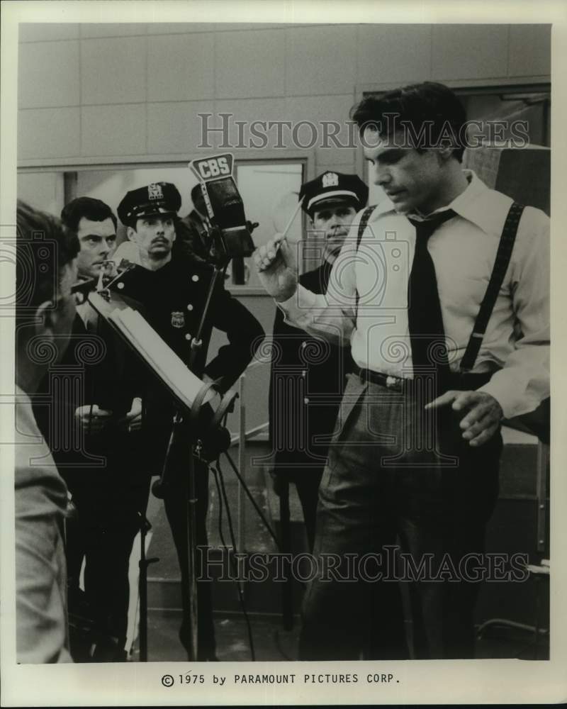 1975 Press Photo Actors in a scene in a Paramount Pictures movie. - Historic Images