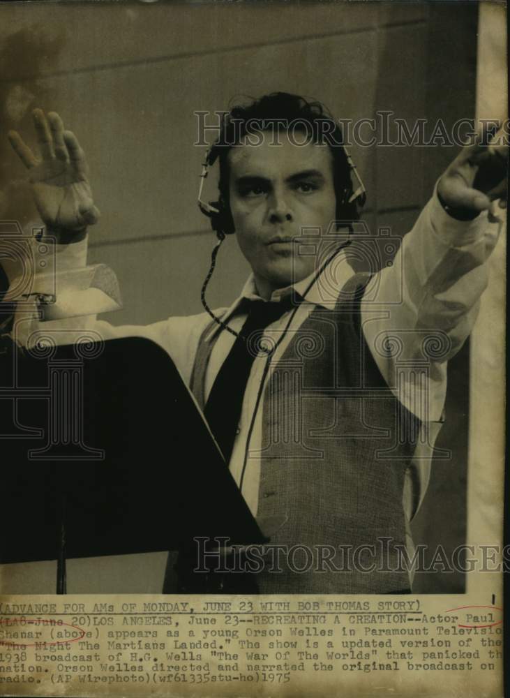 1975 Press Photo Paul Shenar in a scene from The Night the Martians Landed. - Historic Images