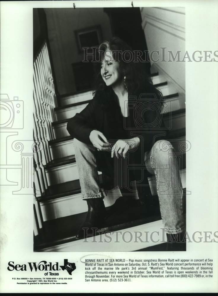 1991 Press Photo Musician Bonnie Raitt Sits on Steps - Historic Images