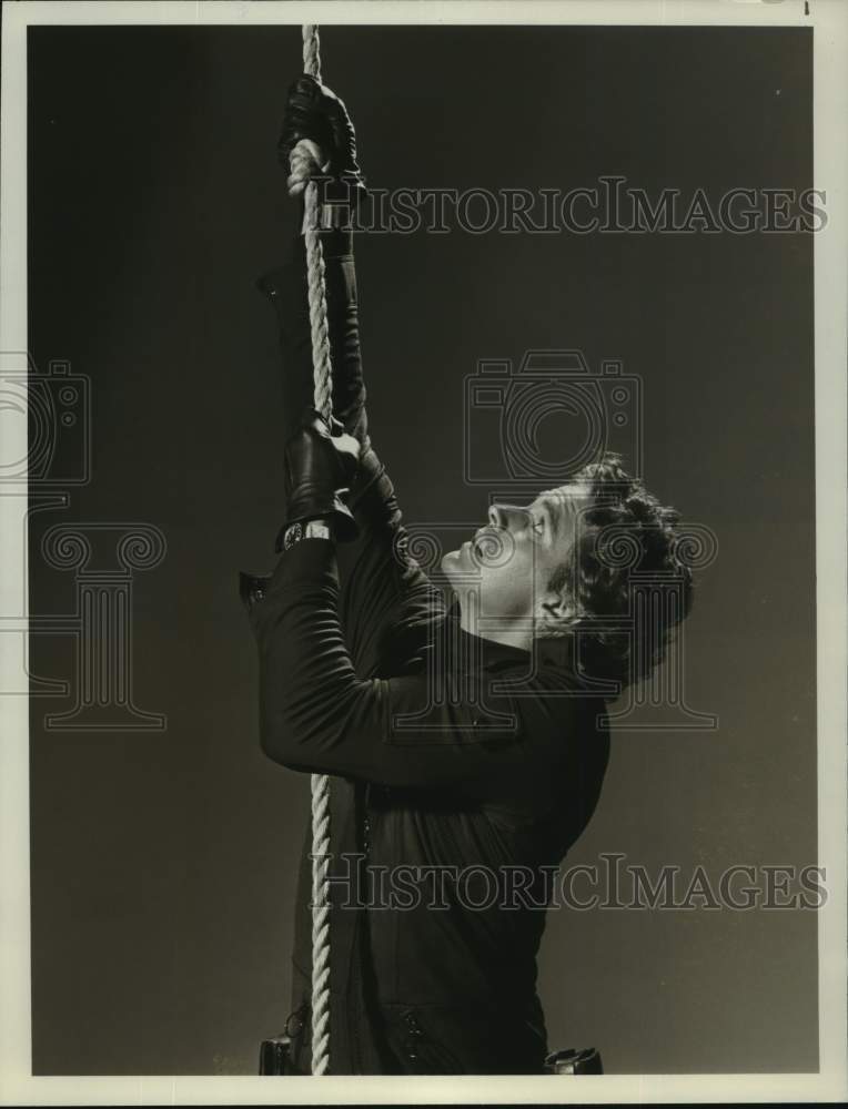 Press Photo Actor Dack Rambo Climbs Rope - Historic Images