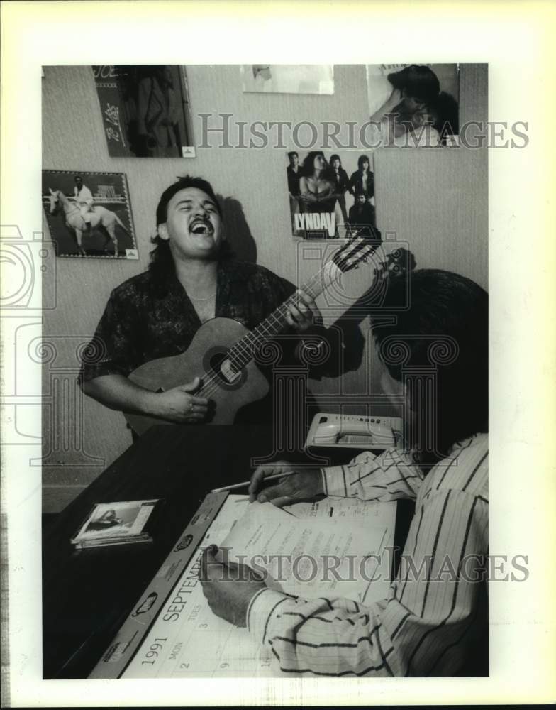 1991 Press Photo Songwriter Beto Ramon Plays Guitar &amp; Sings to Roy Paniagua - Historic Images