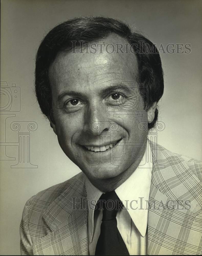 Press Photo A television host or news anchor in a promotional photo. - Historic Images