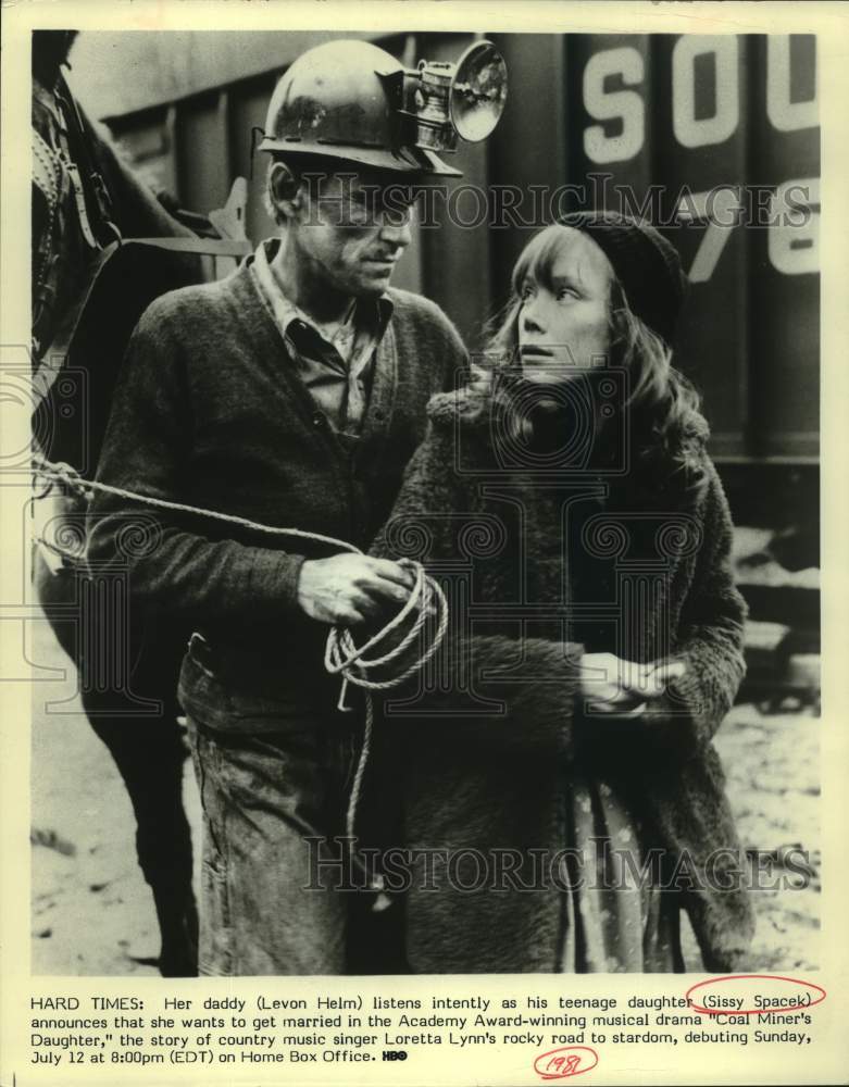 1981 Press Photo Sissy Spacek and Levon Helm in Coal Miner's Daughter, on HBO. - Historic Images