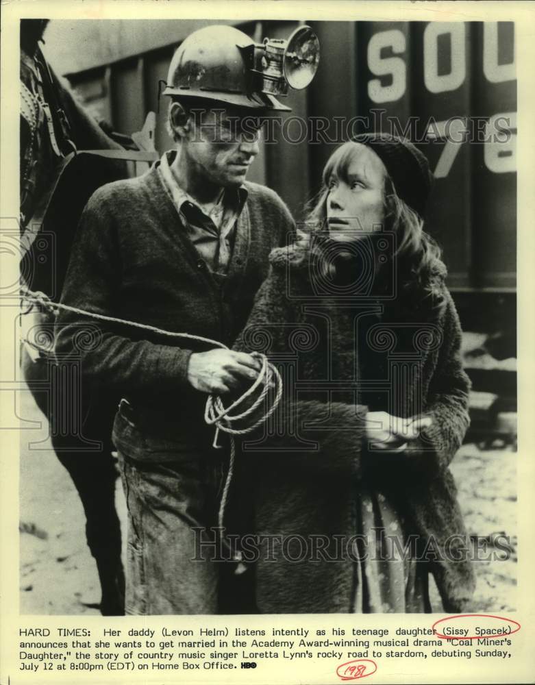 1981 Press Photo Sissy Spacek and Levon Helm in Coal Miner's Daughter, on HBO. - Historic Images