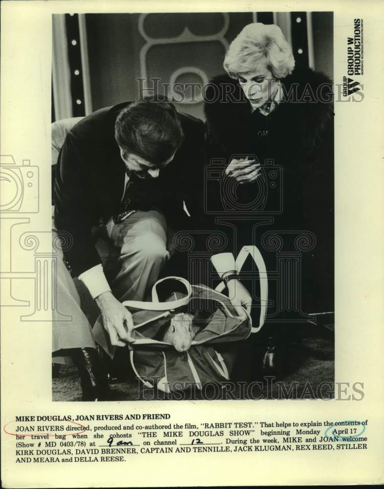 1978 Press Photo Mike Douglas and Joan Rivers on The Mike Douglas Show. - Historic Images