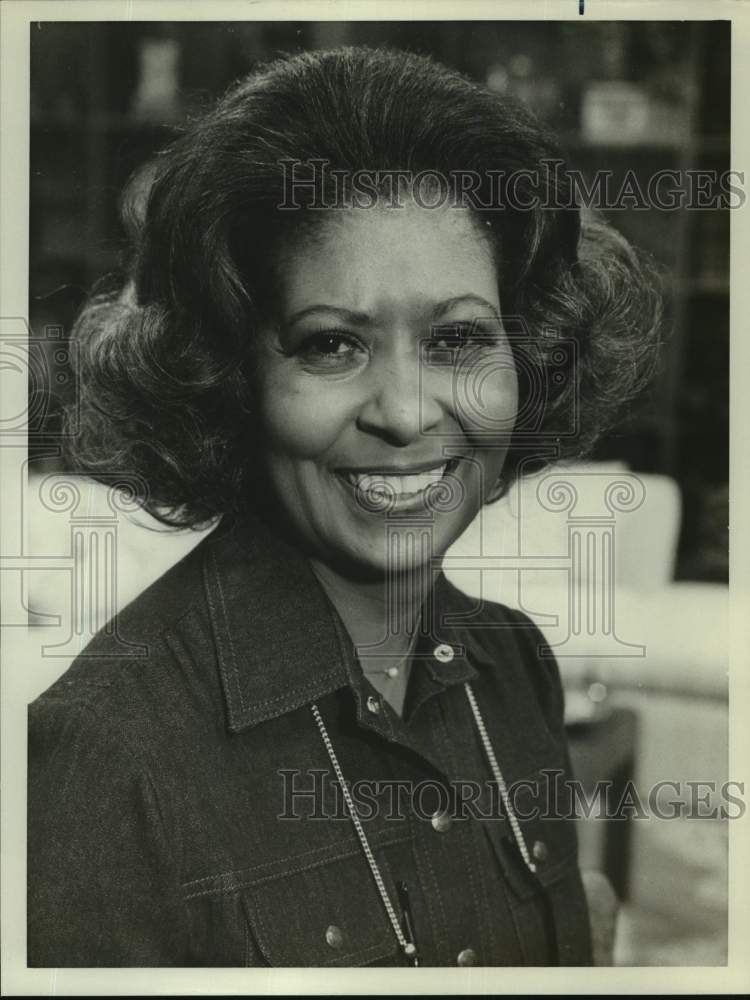 Press Photo An actress in a scene from a television show or movie. - Historic Images