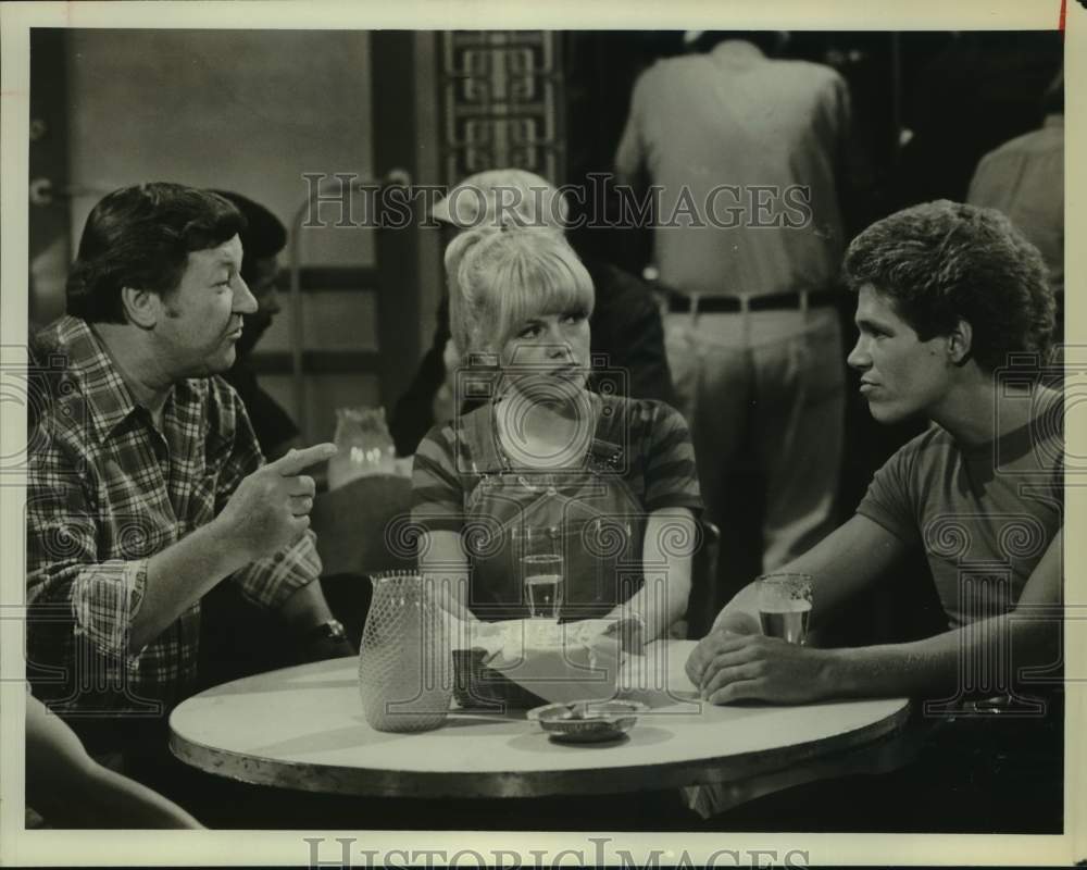 Press Photo Cast of TV Series "Joe's World" Sit at Bar Table - Historic Images