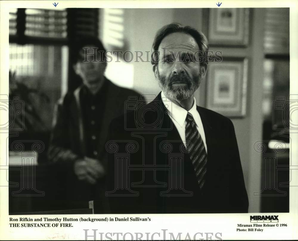 1996 Press Photo Actors Ron Rifkin &amp; Timothy Hutton in &quot;The Substance of Fire&quot; - Historic Images