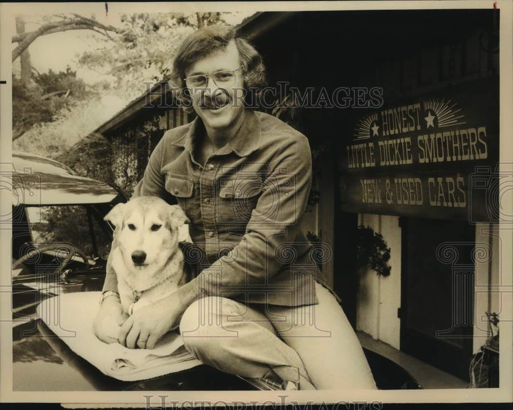 Press Photo Dick Smothers on The Smothers Brothers Hour, on NBC Television. - Historic Images