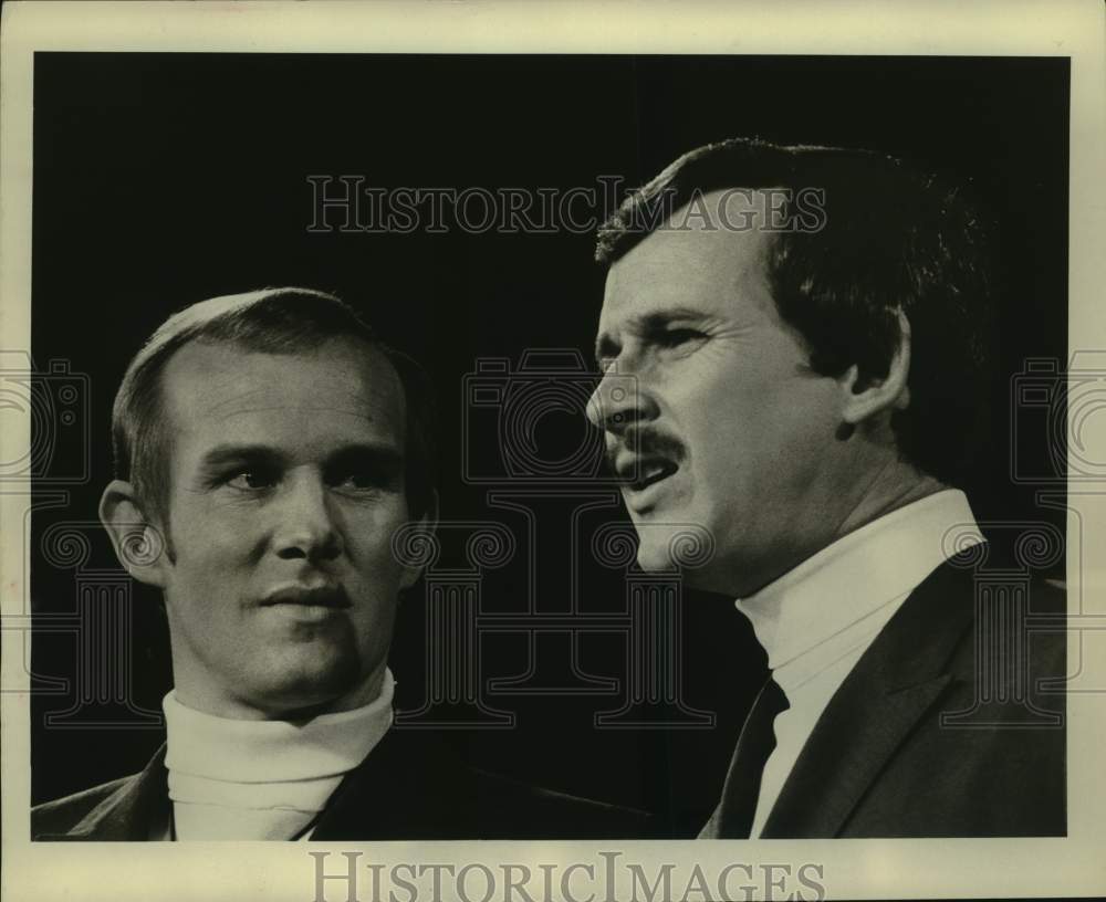 Press Photo Entertainers Tom & Dick Smothers - Historic Images