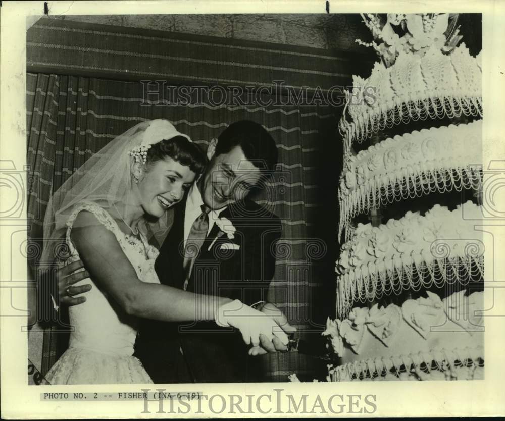 1982 Press Photo Singer Eddie Fisher &amp; Actress Debbie Reynolds Cut Wedding Cake - Historic Images