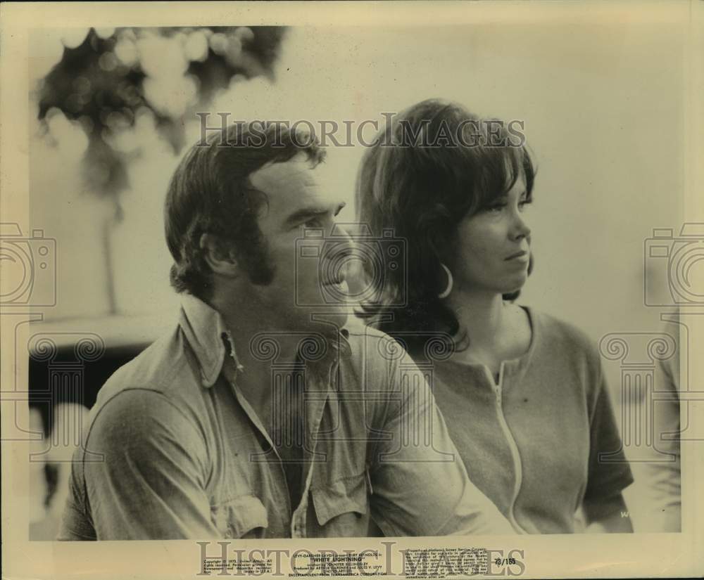 1975 Press Photo Actor Burt Reynolds & Actress in Film "White Lightning" - Historic Images