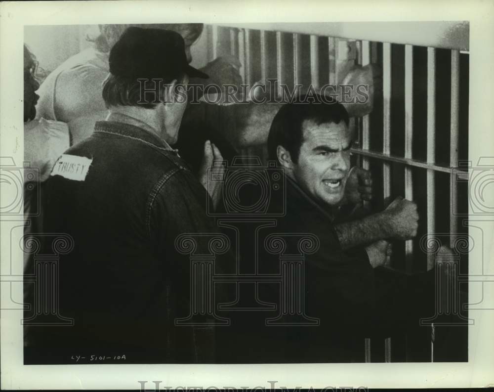 Press Photo Actor Burt Reynolds Performs Scene in Jail Cell - Historic Images