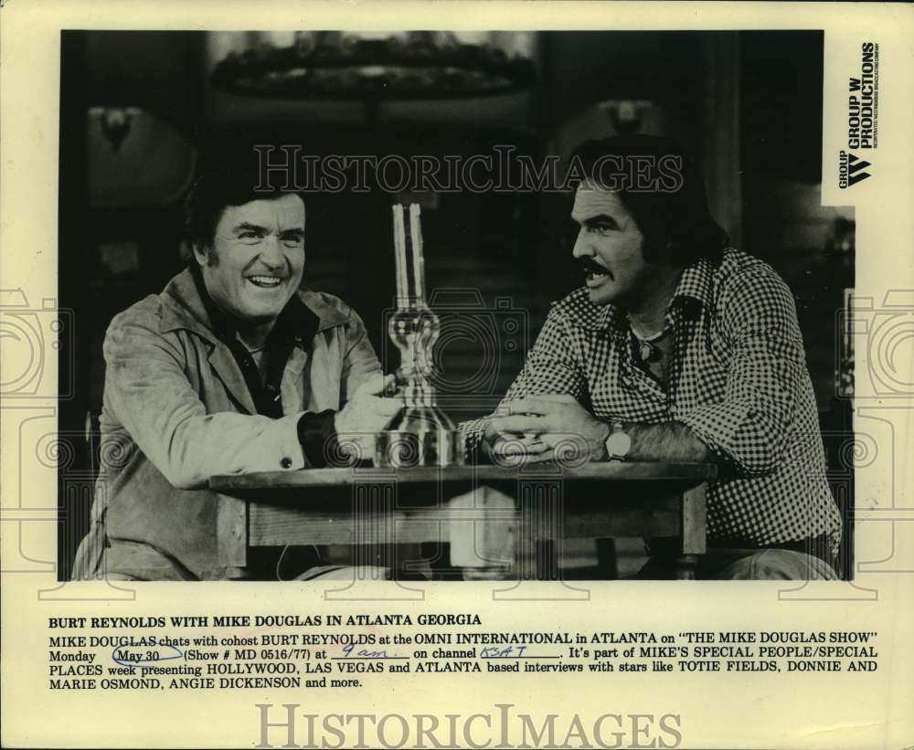 Press Photo TV Host Mike Douglas Interviews Actor Burt Reynolds in Atlanta - Historic Images