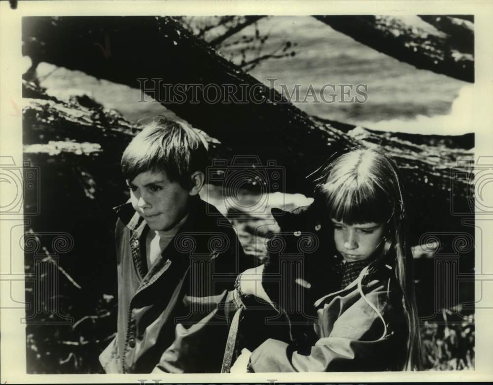 Press Photo Boy &amp; Girl With Cat in Movie &quot;Escape From Witch Mountain&quot; - Historic Images