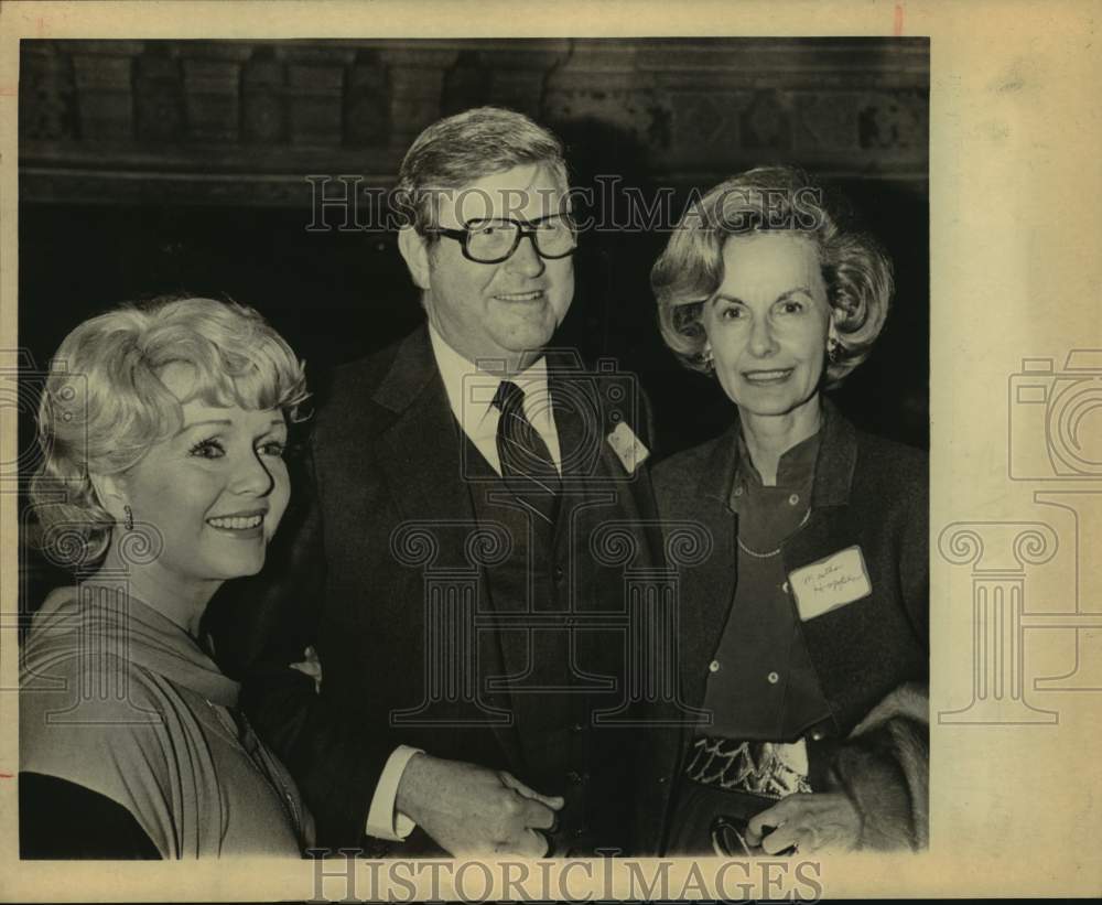 1982 Press Photo Debbie Reynolds, Jim &amp; Martha Hooper at Majestic Theater Party - Historic Images