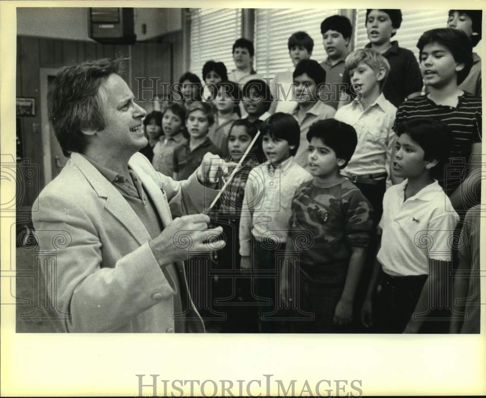 1984 Press Photo Lawrence Smith Directs Terrell Wells Middle School Boys Choir - Historic Images