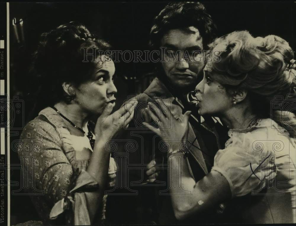 Press Photo Theater Actor Stands Between Arguing Actress in Scene - Historic Images