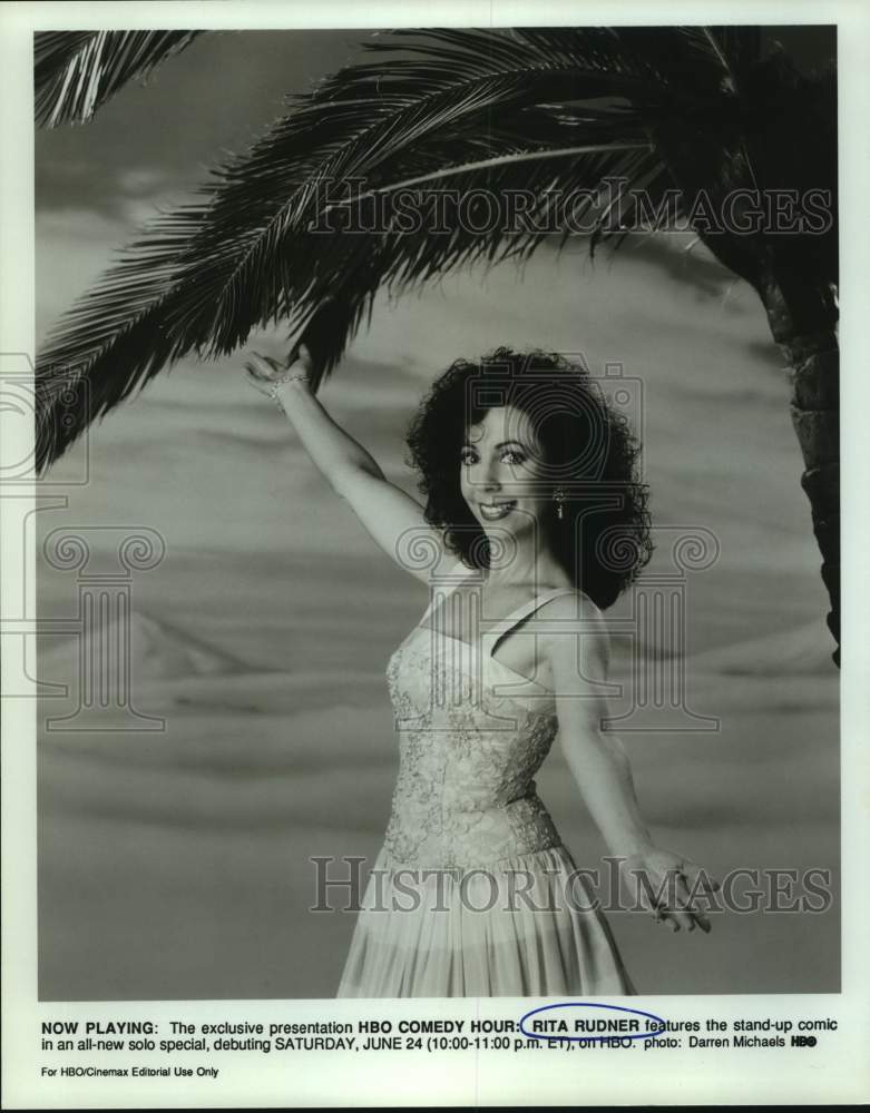 2001 Press Photo Comedian Rita Rudner Poses Under Palm Tree - Historic Images