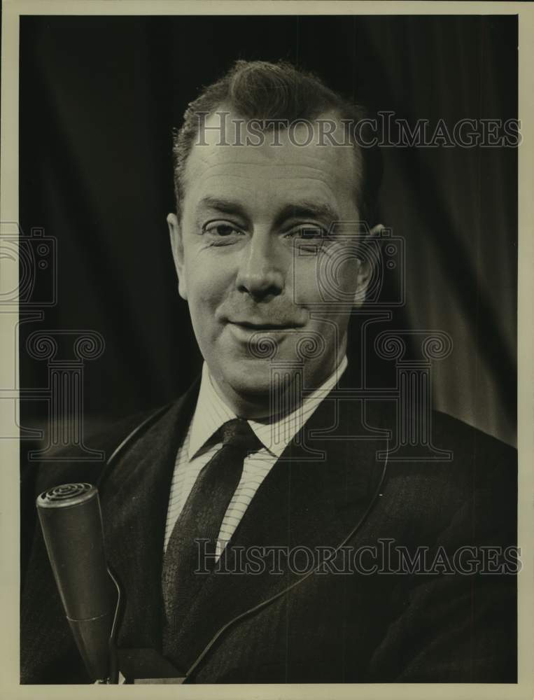 Press Photo A radio or television host in a promotional photograph. - Historic Images