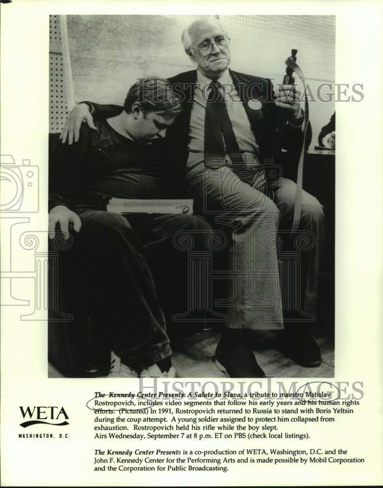 1991 Press Photo Conductor Mstislav Rostropovich Holds Russian Soldier &amp; His Gun - Historic Images