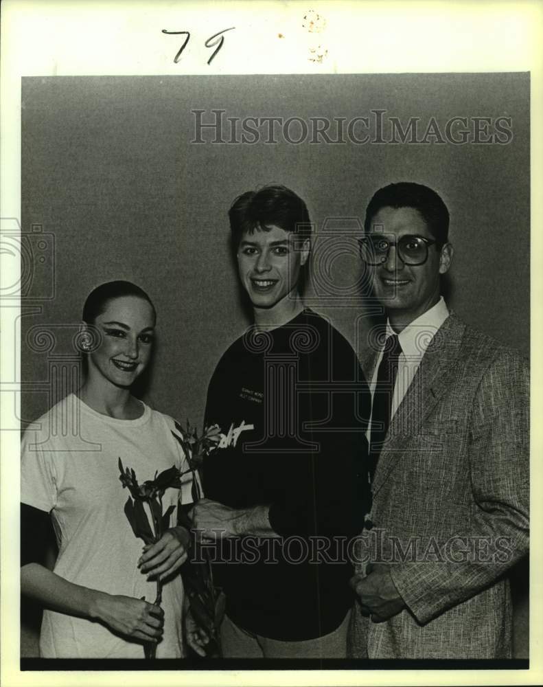 1988 Press Photo Ballet Dancers Anne Montgomery &amp; Rob Roy With Buddy Trevino - Historic Images