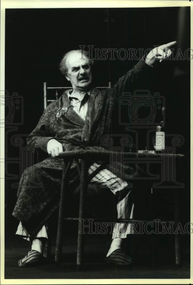 Press Photo Actor Portraying Drunk Old Man Points on Stage - Historic Images