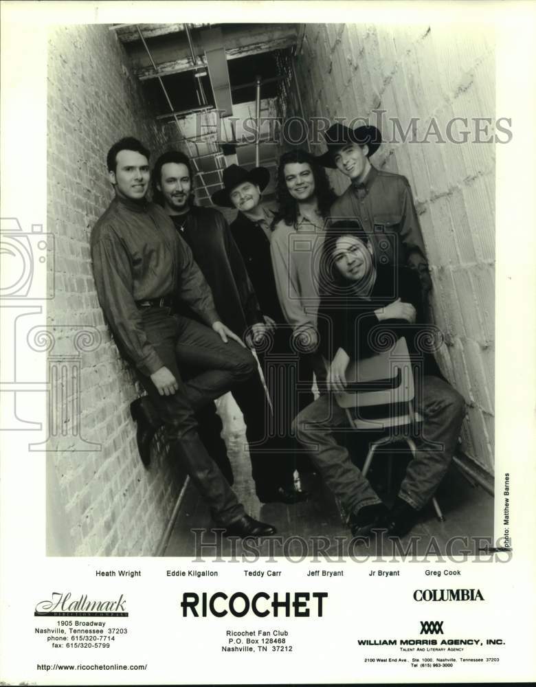 2000 Press Photo Music Group Ricochet Poses in Brick Hallway - Historic Images