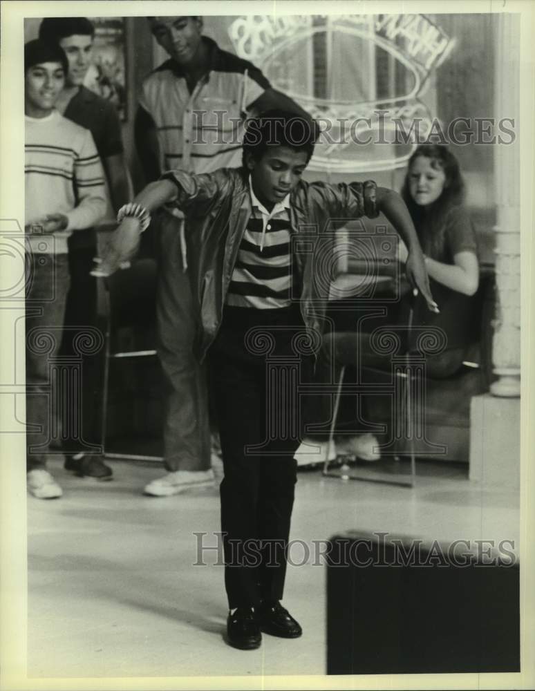 1984 Press Photo Actor  Alfonso Ribeiro Dances in Diner - Historic Images