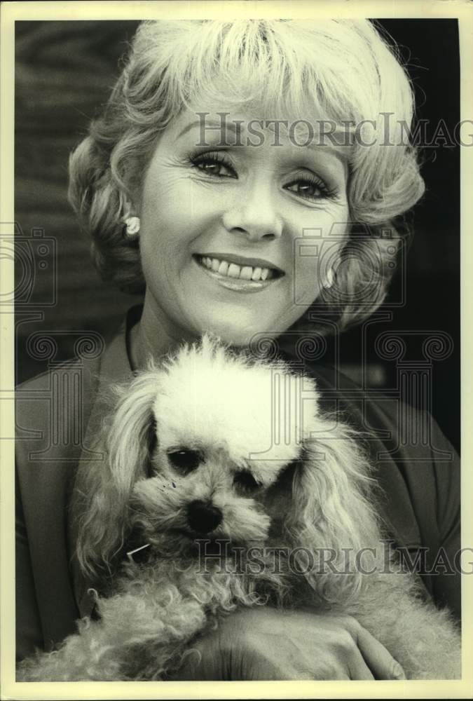 1981 Press Photo Actress Debbie Reynolds Holds Dog - Historic Images