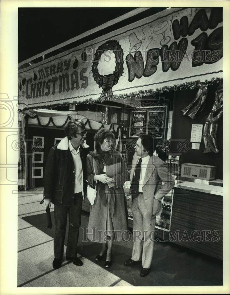 1982 Press Photo San Antonio Symphony Tour Attendees in Alameda Theater Lobby - Historic Images