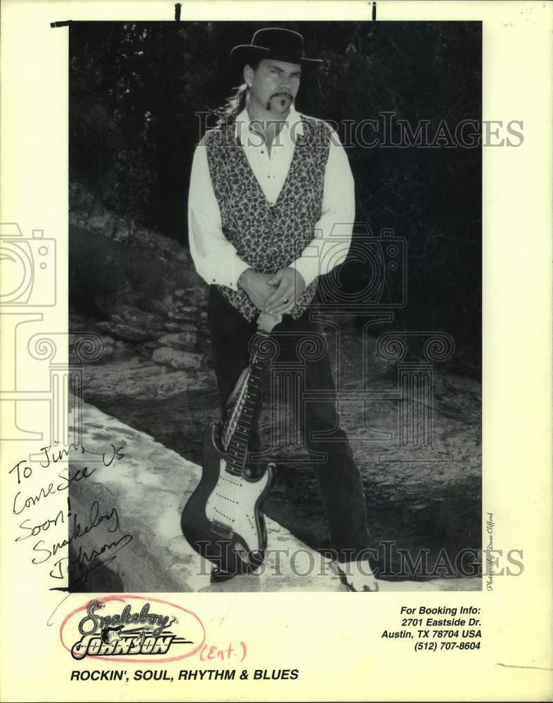 1996 Press Photo Musician Snakeboy Johnson Poses With Guitar - Historic Images