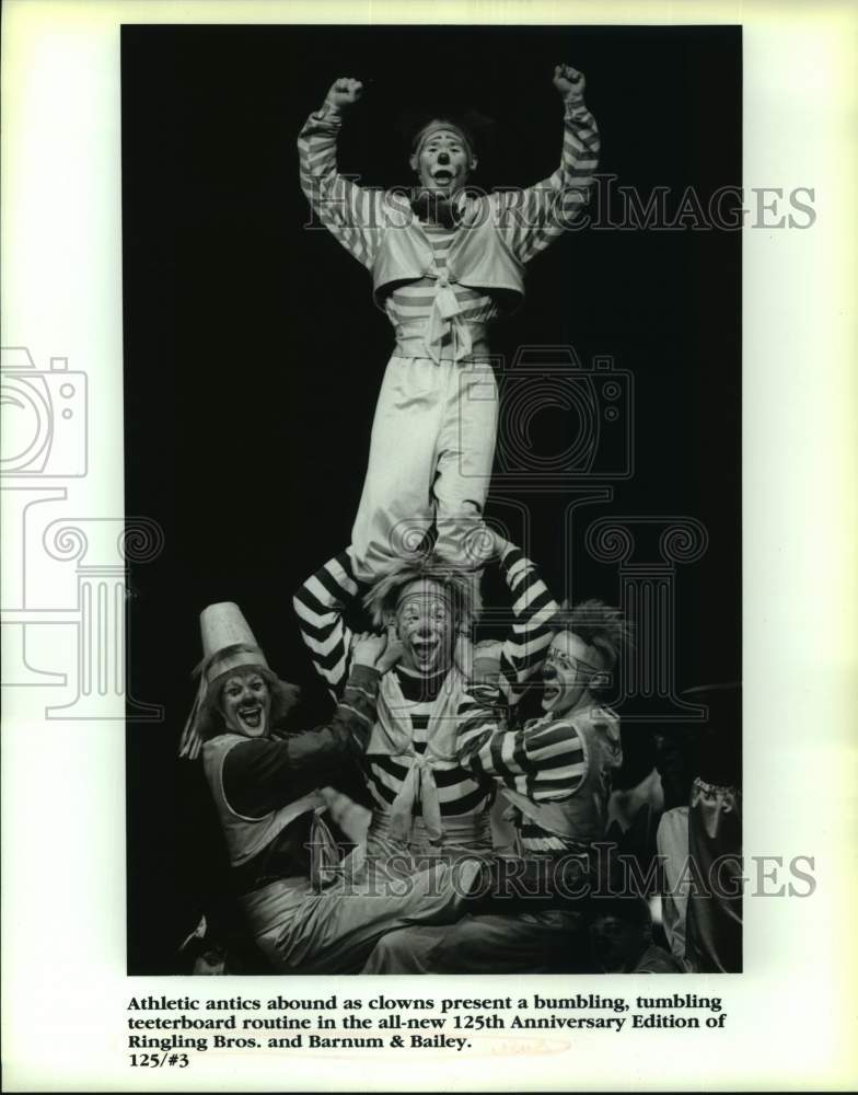 1998 Press Photo Ringling Bros. &amp; Barnum &amp; Bailey Circus Clown Perform - Historic Images