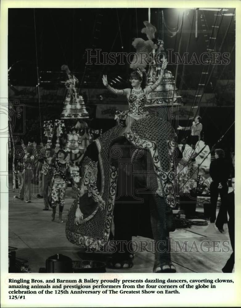 1998 Press Photo Elephant Leads Ringling Bros. &amp; Barnum &amp; Bailey Circus Parade - Historic Images