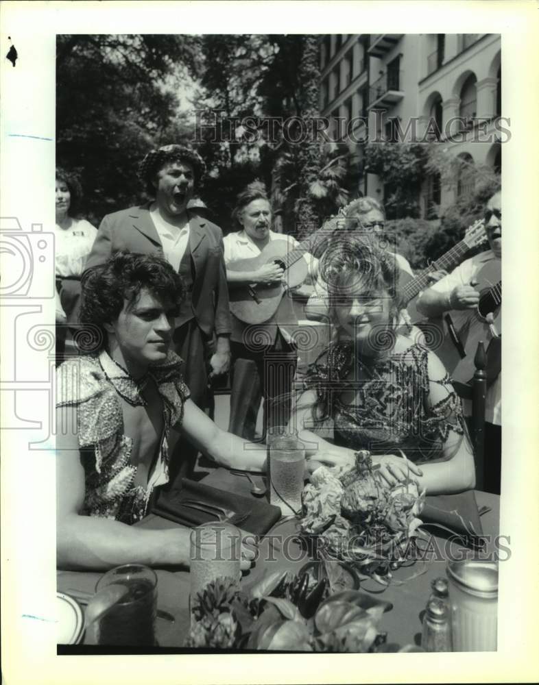 1992 Press Photo Diners Serenaded By Circus Clowns on San Antonio River Barge - Historic Images