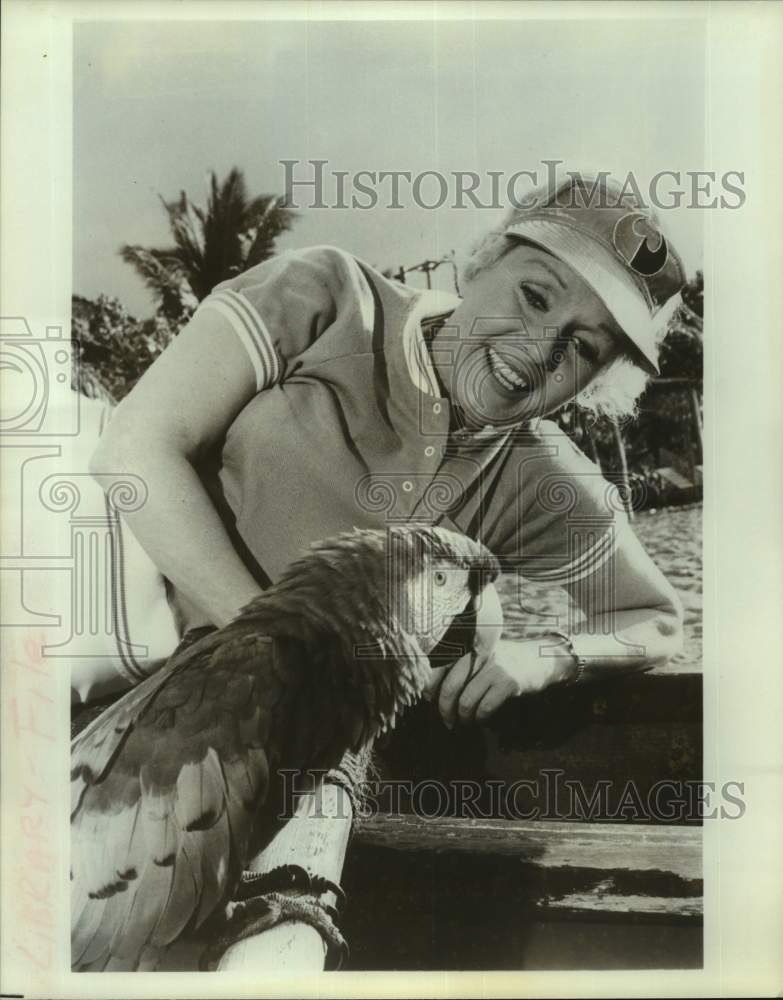 1981 Press Photo Actress Debbie Reynolds Feeds Parrot - Historic Images
