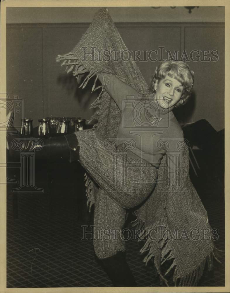 1981 Press Photo Actress Debbie Reynolds Does a Leg Kick - Historic Images